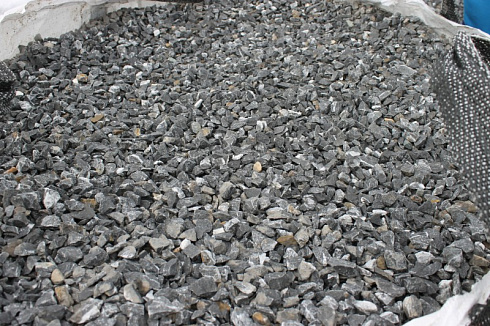 Kamenclub.ru: Щебень крошка черный (мрамор) фр. 5-10 мм.  купить в Коломне мрамор черный с белыми прожилками, черный, белый мраморная крошка декоративная ландшафтная 11000 руб/т   фото КАМЕНЬ КЛУБ