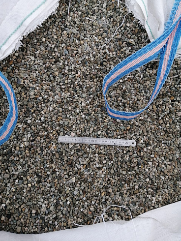 Kamenclub.ru: Галька речная окат (серая) фр.3-5 мм купить  в Коломне галька речная серая бежевый темно-серый окатанный речной камень округлый 9500 руб/т   фото КАМЕНЬ КЛУБ