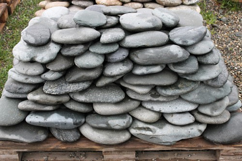 Kamenclub.ru: Галька речная плоская (темно-серая) фр. 100-200-300 мм. купить  в Коломне галька речная плоская темно-серый, серый, синий речной галечник плоский 9000 руб/т   фото КАМЕНЬ КЛУБ