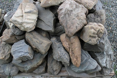 Kamenclub.ru: Песчаник декоративный ландшафтный (фр. 300-500 мм)  купить в Коломне песчаник желтый рыжий серый зеленый валун речной окатанный природный песчаника 4 500 руб/т   фото КАМЕНЬ КЛУБ