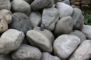 Kamenclub.ru: Речной валун Кабанчик фр.300-500 мм.  купить в Коломне крупный природный камень галька серый, темно-серый речной валун галечник масштабный 7000 руб/т   фото КАМЕНЬ КЛУБ