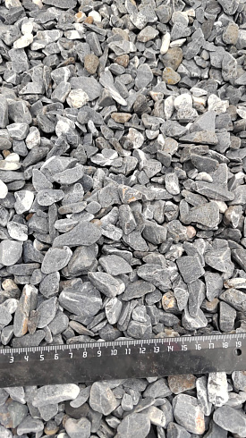 Kamenclub.ru: Щебень галтованный черный (мрамор) фр.10-20 мм.  купить в Коломне мрамор черный с белыми прожилками, черный, белый окатанный округлый ландшафтный декоративный щебень 15000 руб/т   фото КАМЕНЬ КЛУБ