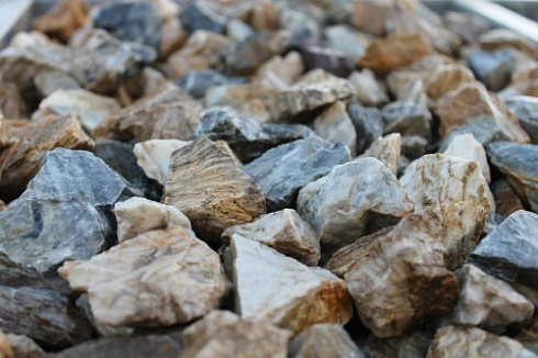 Kamenclub.ru: Мраморная крошка (щебень крошка медовый) фр. 20-40 мм.  купить в Коломне мрамор бежевый рыжий желтый ландшафтная мраморная крошка 12000 руб/т   фото КАМЕНЬ КЛУБ