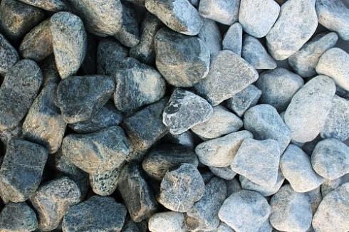 Kamenclub.ru: Щебень галтованный зеленый (змеевик) фр. 50-100 мм.  купить в Коломне галтовка мраморная зеленый, салатовый мрамор 12 500 руб/т   фото КАМЕНЬ КЛУБ