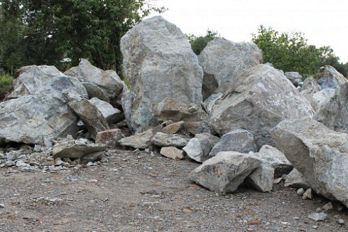 Kamenclub.ru: Змеевик скальник фр. 500-1500 мм.  купить в Коломне змеевик зеленый серый черный глыба скальная колотая 7500 руб/т   фото КАМЕНЬ КЛУБ