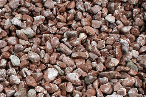 Kamenclub.ru: Мраморная крошка (щебень галтованный розовый) фр.5-10 мм.  купить в Коломне мрамор розовый, красный окатанный мраморный щебень декоративный ландшатфный 15000 руб/т   фото КАМЕНЬ КЛУБ