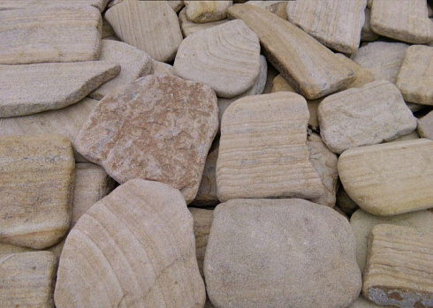 Kamenclub.ru: Песчаник пластушка галтованный желтый с рисунком (3 см)  купить в Коломне плитняк - пластушка желтый песчаник 21000 руб/м3   фото КАМЕНЬ КЛУБ