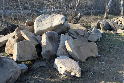 Kamenclub.ru: Песчаник плиты - плахи - пошаговые дорожки (фр. 70-150 мм)  купить в Коломне песчаник серый бежевый желтый зеленый колотый песчаник строительный 6500 руб/т   фото КАМЕНЬ КЛУБ