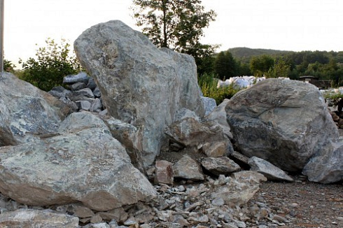 Kamenclub.ru: Змеевик скальник фр. 500-1500 мм.  купить в Коломне змеевик зеленый серый черный глыба скальная колотая 7500 руб/т   фото КАМЕНЬ КЛУБ