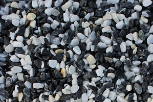 Kamenclub.ru: Мраморная крошка (щебень галтованный микс:белый-черный) фр.10-20 мм.  купить в Коломне мрамор белый, черный окатанные округлые декоративные ландшафтные камни щебня 15500 руб/т   фото КАМЕНЬ КЛУБ