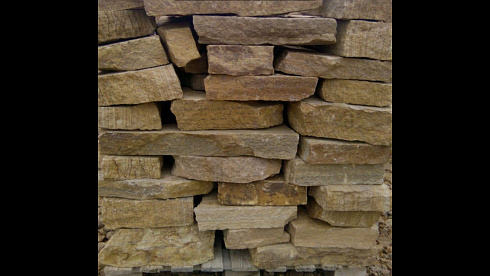 Kamenclub.ru: Песчаник пластушка желтый с рисунком (4-6 см)  купить в Коломне плитняк пластушка желтый с рисунком песчаник 9 000 руб/м3   фото КАМЕНЬ КЛУБ