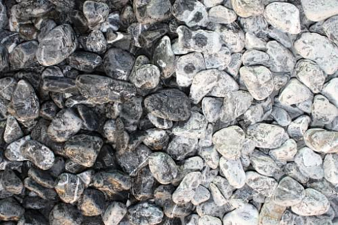 Kamenclub.ru: Щебень галтованный черный (мрамор) фр.20-40 мм.  купить в Коломне мрамор черный с белыми прожилками мрамор окатанный округлый 15000 руб/т   фото КАМЕНЬ КЛУБ