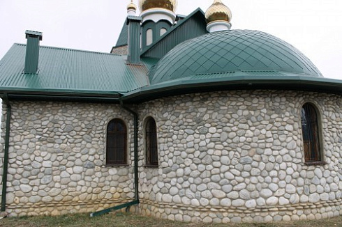 Kamenclub.ru: Галька речная плоская (бело-серая) фр. 100-200-300 мм. купить  в Коломне галька речная плоская серый, белый, бело-серый, серо-белый речная галька плоская  9000 руб/т   фото КАМЕНЬ КЛУБ