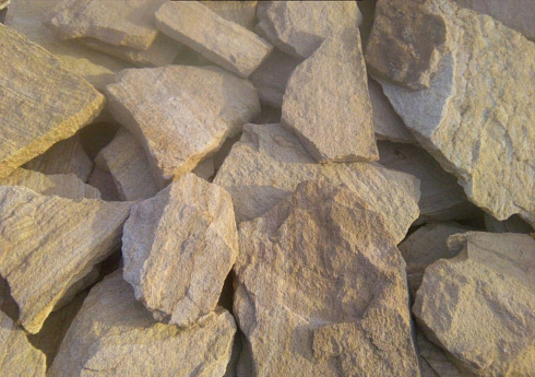 Kamenclub.ru: Песчаник пластушка "фонтанка" желтая (3,0 - 5,0 см)  купить в Коломне песчаник желтая, рыжий, желтый песчаник колотый рваный со сколом облицовочный 16200 руб/м3   фото КАМЕНЬ КЛУБ