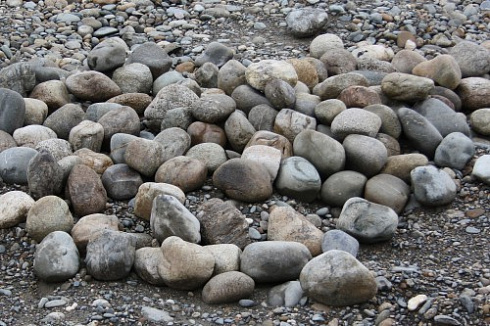 Kamenclub.ru: Речной валун (Ассорти) фр.100-300 мм.  купить в Коломне галечник серый, темно-серый, светло-серый речная галька крупных размеров 4200 руб/т   фото КАМЕНЬ КЛУБ