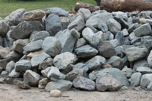 Kamenclub.ru: Гранит скальник (серо-зеленый) фр. 100-500 мм.  купить в Коломне гранит зеленый, серый, салатовый крупный ландшафтный валун 6 000 руб/т   фото КАМЕНЬ КЛУБ