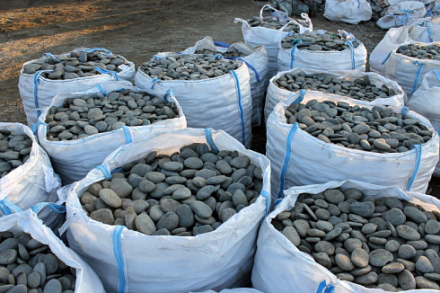 Kamenclub.ru: Галька речная плоская (ассорти) фр. 100-200-300 мм. купить  в Коломне галька плоская разноцветная серый белый темно-серый синий речная галька ландшафтная 8000 руб/т   фото КАМЕНЬ КЛУБ