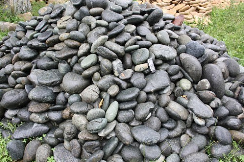 Kamenclub.ru: Темно-серый валунчик фр.100-300 мм.  купить в Коломне крупный природный камень серый, темно-серый, светло-серый речная галька большого размера окатанная 4500 руб/т   фото КАМЕНЬ КЛУБ