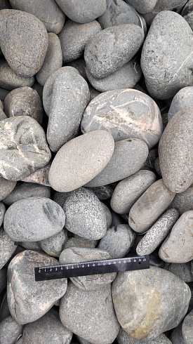 Kamenclub.ru: Галька речная окат (темно-серая) фр. 70-150 мм. купить  в Коломне галька речная темно-серая, синяя, серая речная галька округлая  8000 руб/т   фото КАМЕНЬ КЛУБ