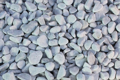 Kamenclub.ru: Щебень галтованный белый (мрамор) фр.5-10 мм.  купить в Коломне мрамор белый, айвори, молочный каменная мраморная декоративная ландшафтная крошка 17000 руб/т   фото КАМЕНЬ КЛУБ