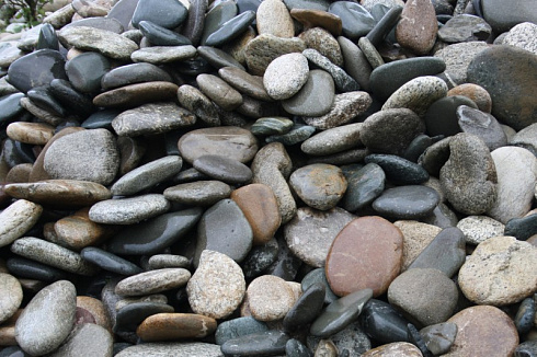 Kamenclub.ru: Галька речная плоская (ассорти) фр. 100-200-300 мм. купить  в Коломне галька плоская разноцветная серый белый темно-серый синий речная галька ландшафтная 8000 руб/т   фото КАМЕНЬ КЛУБ