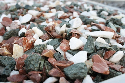 Kamenclub.ru: Мраморная крошка (щебень крошка микс: белый-зеленый-розовый) фр. 10-20 мм.  купить в Коломне мрамор белый, зеленый, розовый декоративный ландшафтный колотый щебень 12000 руб/т   фото КАМЕНЬ КЛУБ