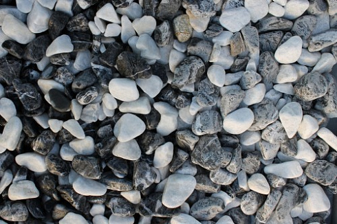 Kamenclub.ru: Мраморная крошка (щебень галтованный микс:: белый-черный) фр.20-40 мм  купить в Коломне мрамор белый, черный мраморный галтованный щебень 15500 руб/т   фото КАМЕНЬ КЛУБ