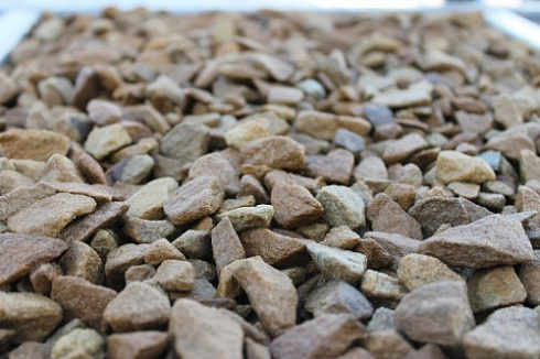 Kamenclub.ru: Щебень крошка желтый (песчаник) фр. 20-40 мм.  купить в Коломне песчаник бежевый рыжий каменная крошка песчаника 9500 руб/т   фото КАМЕНЬ КЛУБ