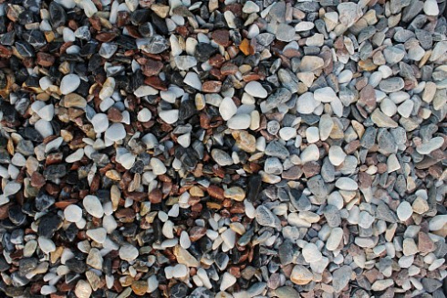 Kamenclub.ru: Мраморная крошка (щебень галтованный микс:белый-черный-розовый-медовый) фр.10-20 мм.  купить в Коломне мрамор белый, медовый, черный, розовый мраморный декоративный ландшафтный окатанный округлый галтованный щебень 15500 руб/т   фото КАМЕНЬ КЛУБ