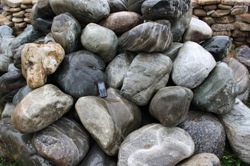 Kamenclub.ru: Речной валун Кабанчик фр.300-500 мм.  купить в Коломне крупный природный камень галька серый, темно-серый речной валун галечник масштабный 7000 руб/т   фото КАМЕНЬ КЛУБ