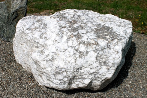 Kamenclub.ru: Мраморизированный известняк фр.500-1500 мм.  купить в Коломне    10000 руб/т   фото КАМЕНЬ КЛУБ