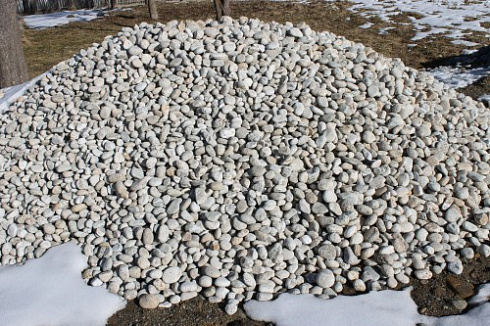 Kamenclub.ru: Галька речная окат (серо-белая) фр. 70-120 мм купить  в Коломне галька галечник бело-серая, серо-белая, серая, белая речная природная галька  8000 руб/т   фото КАМЕНЬ КЛУБ