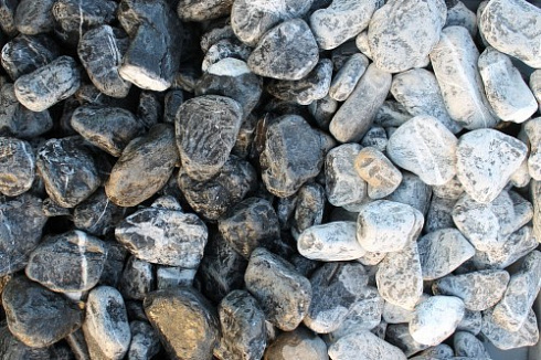 Kamenclub.ru: Щебень галтованный черный (мрамор) фр. 50-100 мм.  купить в Коломне мрамор черный с белыми прожилками щебень ландшафтный мраморный 15000 руб/т   фото КАМЕНЬ КЛУБ