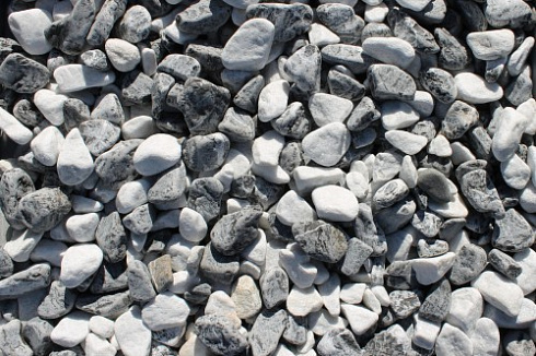 Kamenclub.ru: Мраморная крошка (щебень галтованный микс:: белый-черный) фр.20-40 мм  купить в Коломне мрамор белый, черный мраморный галтованный щебень 15500 руб/т   фото КАМЕНЬ КЛУБ