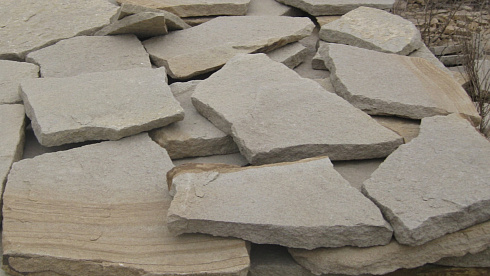 Kamenclub.ru: Песчаник пластушка светло-серый (2,0 см)  купить в Коломне плитняк- ластушка светло-серый, серый рваный ландшафтный плитняк колотый 13800 руб/м3   фото КАМЕНЬ КЛУБ