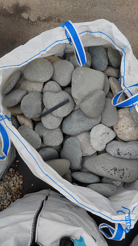 Kamenclub.ru: Галька речная плоская (темно-серая) фр. 70-150 мм. купить  в Коломне галечник природный темно-серый серый синий речная плоская природная окатанная  9000 руб/т   фото КАМЕНЬ КЛУБ