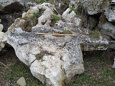 Kamenclub.ru: Выветренный известняк (степной) фр. 500-1500 мм.  купить в Коломне    10000 руб/т   фото КАМЕНЬ КЛУБ