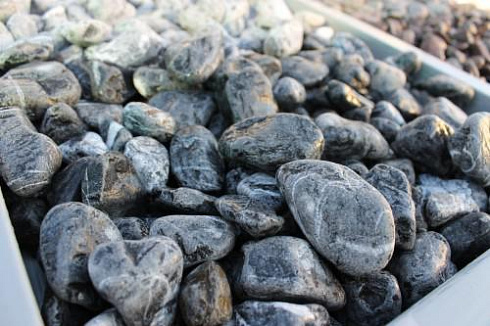 Kamenclub.ru: Щебень галтованный черный (мрамор) фр.20-40 мм.  купить в Коломне мрамор черный с белыми прожилками мрамор окатанный округлый 15000 руб/т   фото КАМЕНЬ КЛУБ