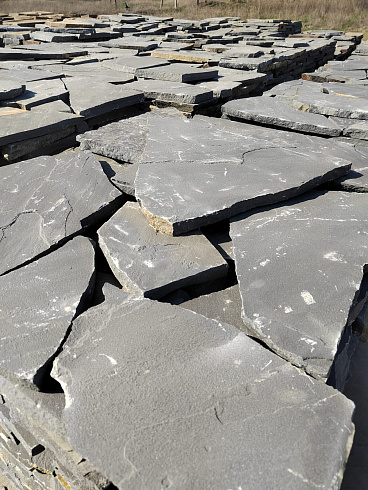 Kamenclub.ru: Песчаник пластушка светло-серый (2,0 см)  купить в Коломне плитняк- ластушка светло-серый, серый рваный ландшафтный плитняк колотый 13800 руб/м3   фото КАМЕНЬ КЛУБ