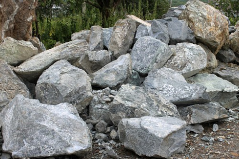 Kamenclub.ru: Змеевик скальник фр. 500-1500 мм.  купить в Коломне змеевик зеленый серый черный глыба скальная колотая 7500 руб/т   фото КАМЕНЬ КЛУБ