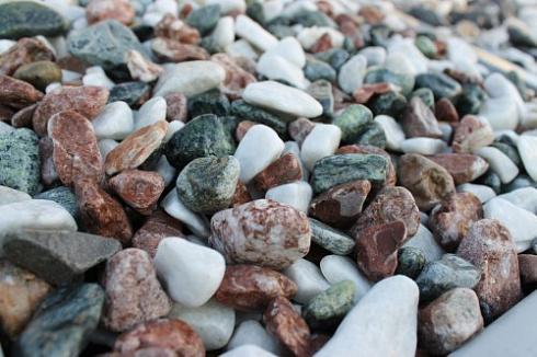 Kamenclub.ru: Мраморная крошка (щебень галтованный микс:белый-зеленый-розовый) фр.20-40 мм.  купить в Коломне мрамор белый, зеленый, розовый мрамор декоративный (галтовка) 15500 руб/т   фото КАМЕНЬ КЛУБ