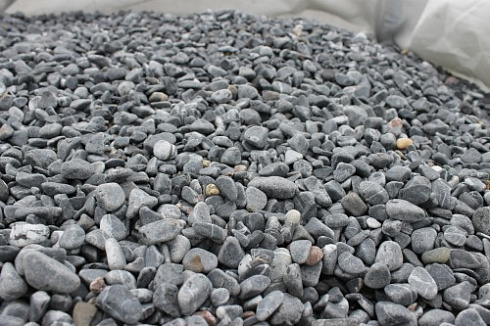 Kamenclub.ru: Щебень галтованный черный (мрамор) фр.10-20 мм.  купить в Коломне мрамор черный с белыми прожилками, черный, белый окатанный округлый ландшафтный декоративный щебень 15000 руб/т   фото КАМЕНЬ КЛУБ