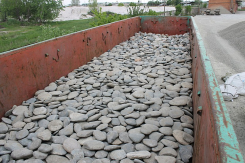 Kamenclub.ru: Галька речная плоская (серо-белая) фр. 70-120 мм. купить  в Коломне галька галечник речной серый, белый окатанная плоская  природная галька 9000 руб/т   фото КАМЕНЬ КЛУБ