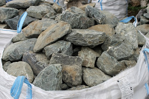 Kamenclub.ru: Гранит скальник (серо-зеленый) фр. 100-500 мм.  купить в Коломне гранит зеленый, серый, салатовый крупный ландшафтный валун 6 000 руб/т   фото КАМЕНЬ КЛУБ