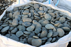Kamenclub.ru: Галька речная плоская (темно-серая) фр. 100-200-300 мм. купить в Коломне галька речная плоская темно-серый, серый, синий речной галечник плоский 9000 руб/т   фото КАМЕНЬ КЛУБ