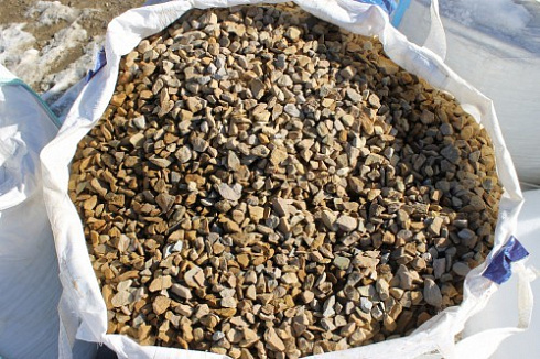 Kamenclub.ru: Щебень крошка желтый (песчаник) фр. 20-40 мм.  купить в Коломне песчаник бежевый рыжий каменная крошка песчаника 9500 руб/т   фото КАМЕНЬ КЛУБ