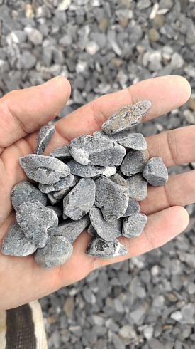 Kamenclub.ru: Щебень галтованный черный (мрамор) фр.10-20 мм.  купить в Коломне мрамор черный с белыми прожилками, черный, белый окатанный округлый ландшафтный декоративный щебень 15000 руб/т   фото КАМЕНЬ КЛУБ