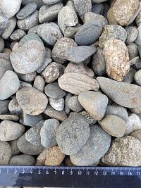 Kamenclub.ru: Галька речная окат (пестрая) фр. 20-40 мм. купить  в Коломне галька речная пестрая, серая, серые оттенки галька речная окатанная округлая 5000 руб/т   фото КАМЕНЬ КЛУБ