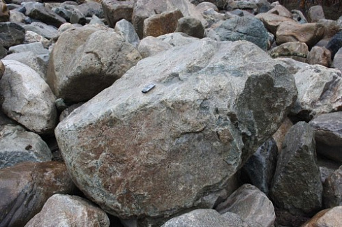 Kamenclub.ru: Гранит скальник (серо-зеленый) фр. 500-1500 мм.  купить в Коломне гранит мрамор  серый зеленый темно-серый глыба скальная колотая ландшафтная 7 500 руб/т   фото КАМЕНЬ КЛУБ