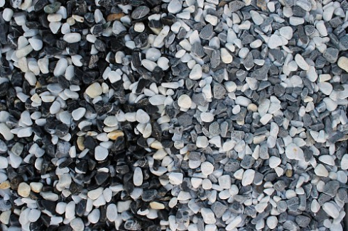 Kamenclub.ru: Мраморная крошка (щебень галтованный микс:белый-черный) фр.10-20 мм.  купить в Коломне мрамор белый, черный окатанные округлые декоративные ландшафтные камни щебня 15500 руб/т   фото КАМЕНЬ КЛУБ